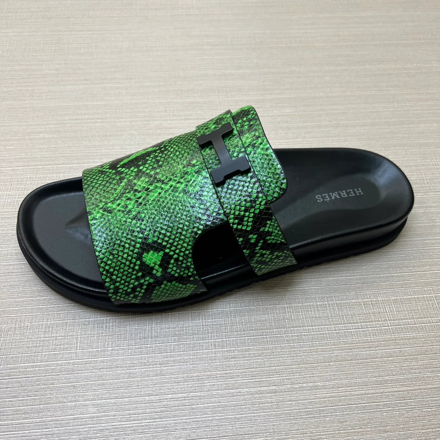 [H Family Hermès] P: 360💰 Size: 38-45 Hermes Men’s Kazimir Slippers - 2025 Summer New Hermès Same as the original version, with colored cowhide surface + rubber combined sole, handmade by master-level craftsmen! ❥High-end customization, exclusive products, the highest version in the industry.